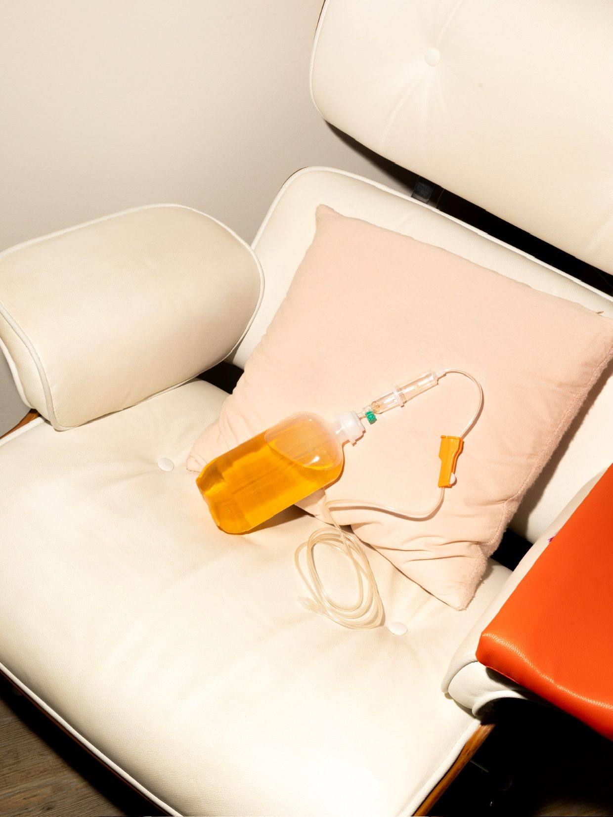 An infusion ready in the lounge at ivi Clinic